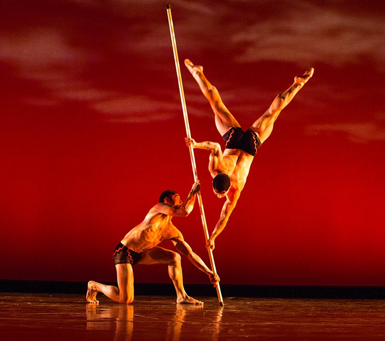 Review: MOMIX shows off the tremendous ability of the human body